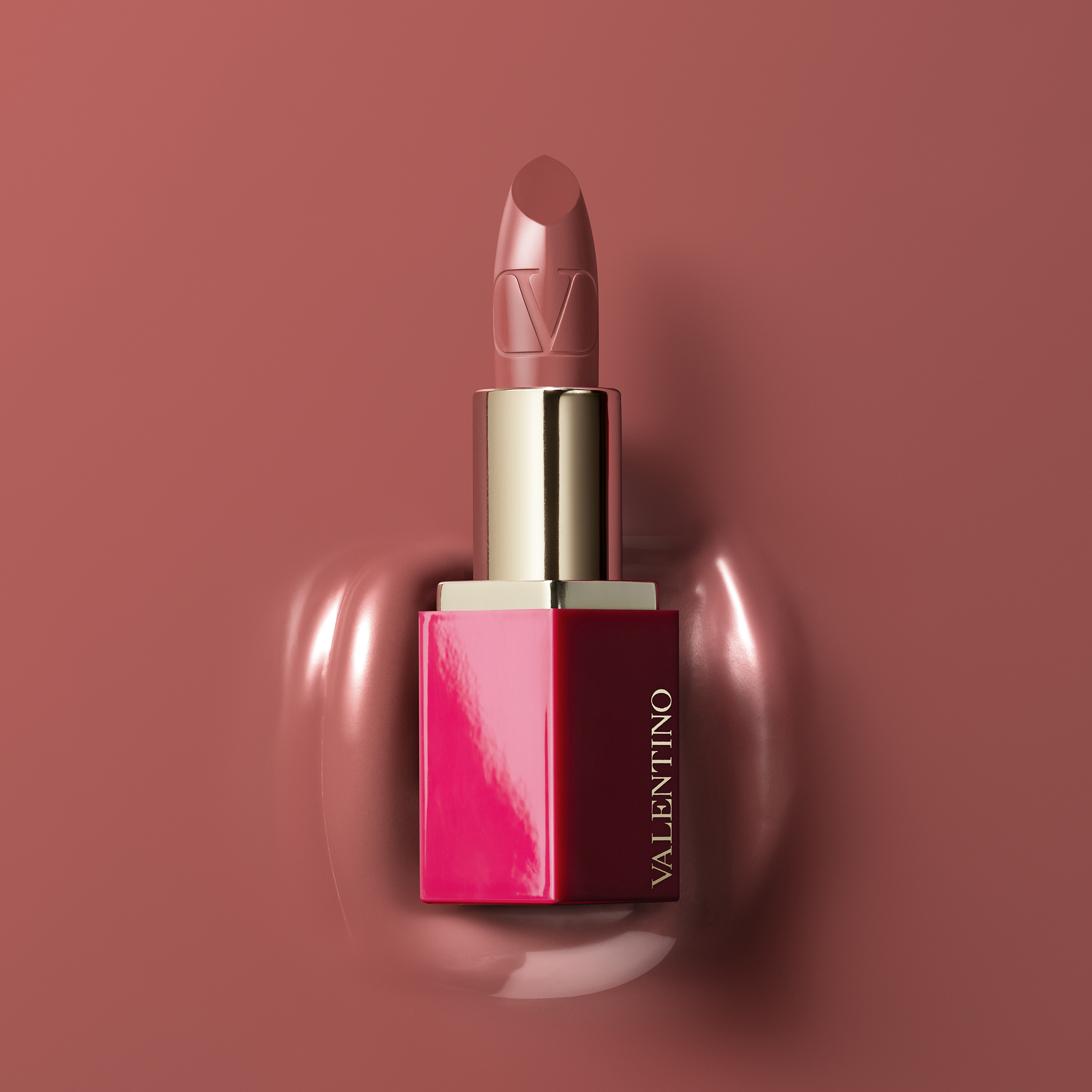 Valentino-Rosso-Valentino-Lipstick-100R-SATIN-3614273229067-PackshotOnTexture